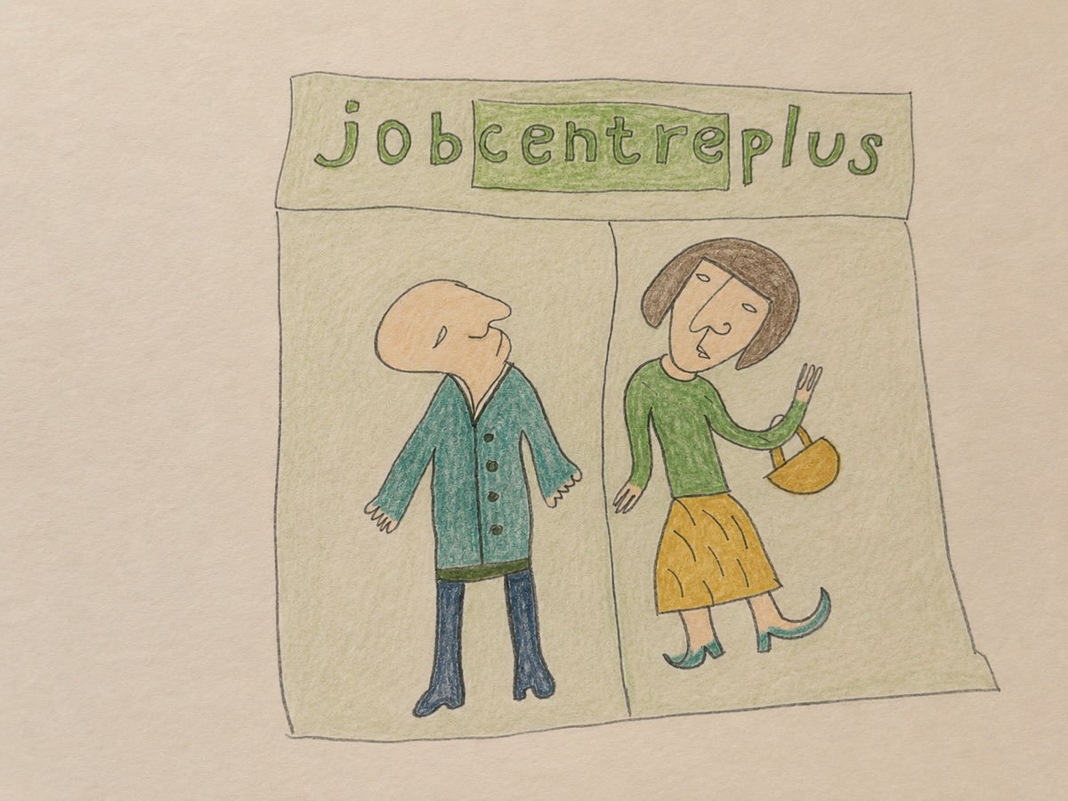 Двое людей стоят у входа в офис Jobcentre Plus.